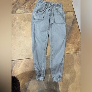 American Eagle size 4 short jogger light olive green